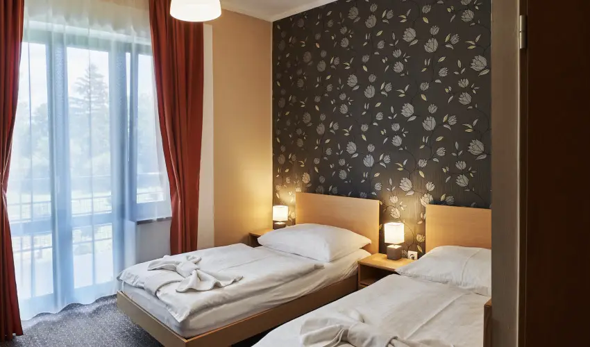 Korona Hotel Hark�ny Hark�ny - M�rcius 15.