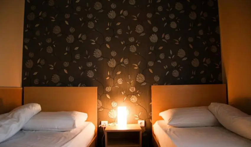 Korona Hotel Hark�ny Hark�ny - M�rcius 15.