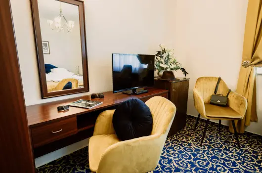 Korona Panzi� �s �tterem - M�rcius 15. (min. 2 �j)