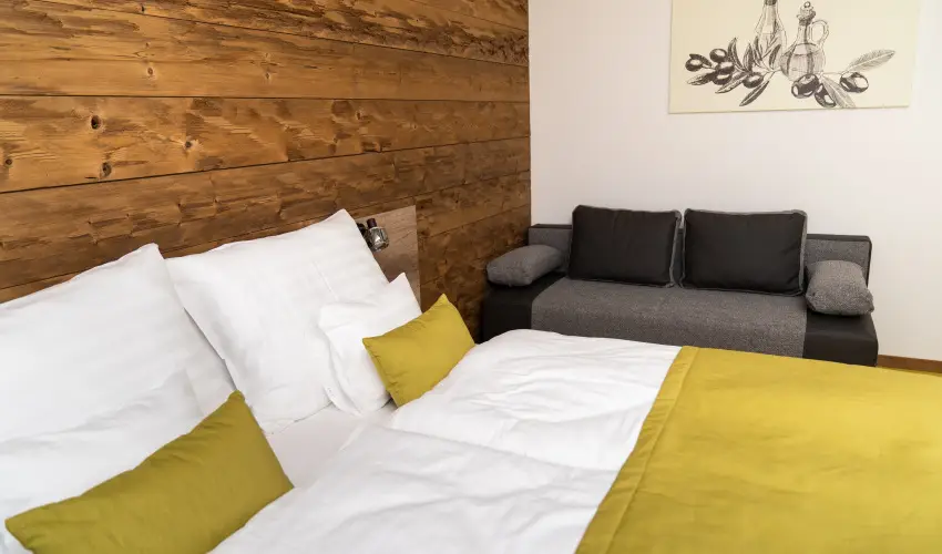Krist�ly Hotel Konferencia & Wellness Ajka - M�rcius 15. 