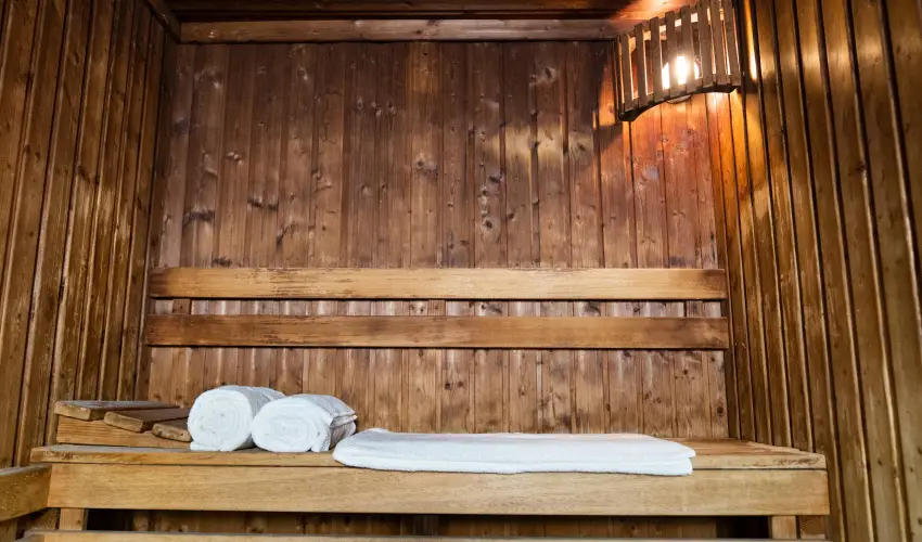 Krist�ly Hotel Konferencia & Wellness Ajka - M�rcius 15. 