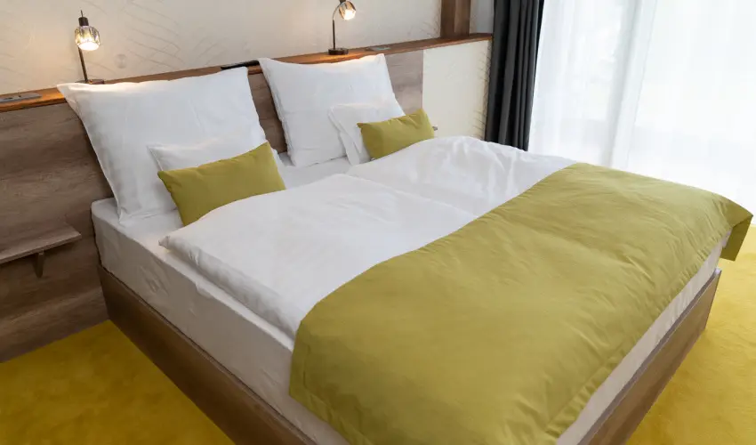 Krist�ly Hotel Konferencia & Wellness Ajka - M�rcius 15. 