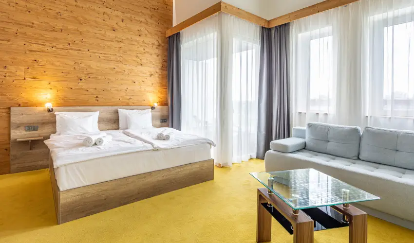 Krist�ly Hotel Konferencia & Wellness Ajka - M�rcius 15. 