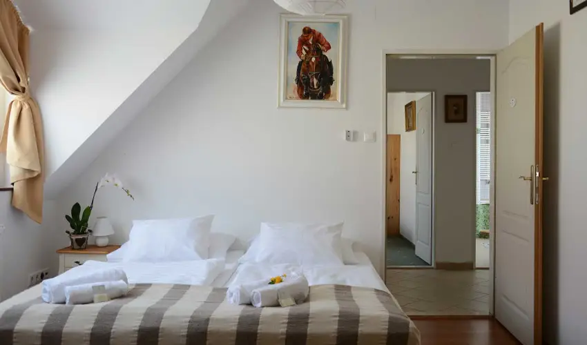 Malom-t� Vend�gh�z Tapolca - M�rcius 15.