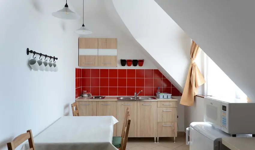 Malom-t� Vend�gh�z Tapolca - M�rcius 15.