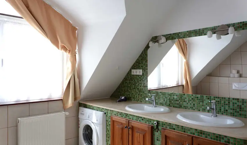 Malom-t� Vend�gh�z Tapolca - M�rcius 15.