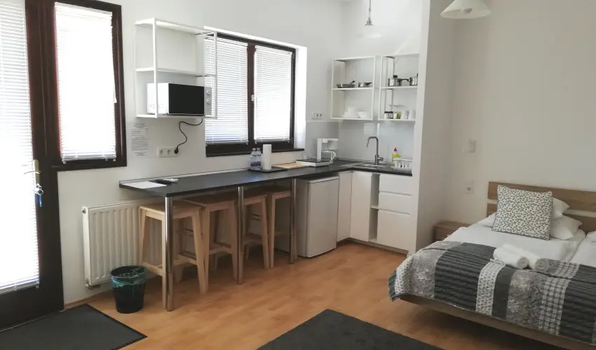 Malom-t� Vend�gh�z Tapolca - M�rcius 15.