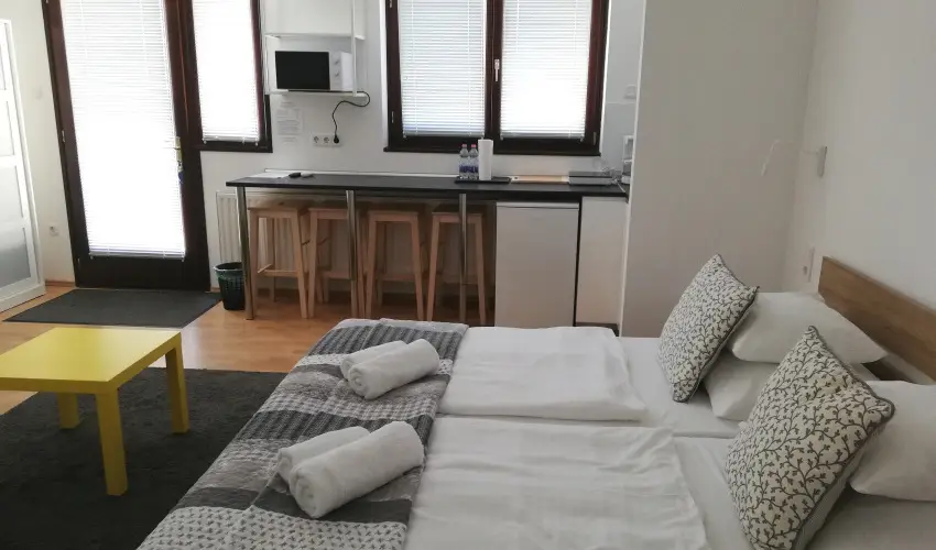 Malom-t� Vend�gh�z Tapolca - M�rcius 15.