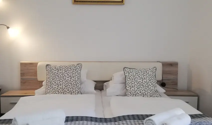 Malom-t� Vend�gh�z Tapolca - M�rcius 15.