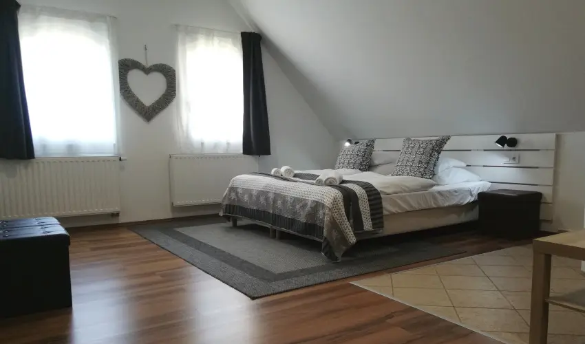 Malom-t� Vend�gh�z Tapolca - M�rcius 15.