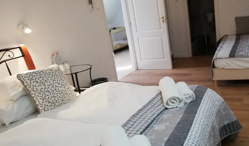 Malom-t� Vend�gh�z Tapolca - M�rcius 15.