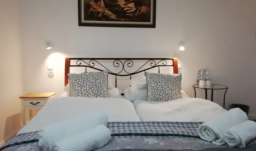 Malom-t� Vend�gh�z Tapolca - M�rcius 15.