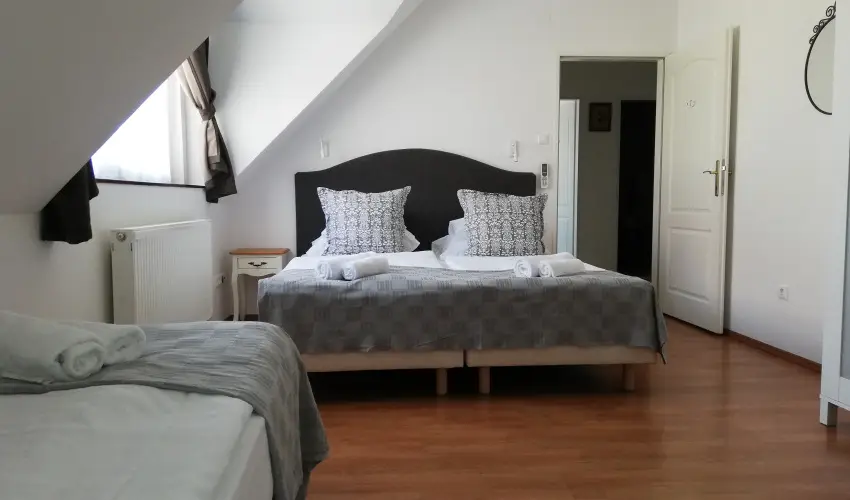 Malom-t� Vend�gh�z Tapolca - M�rcius 15.