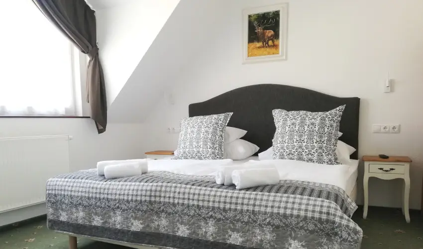 Malom-t� Vend�gh�z Tapolca - M�rcius 15.