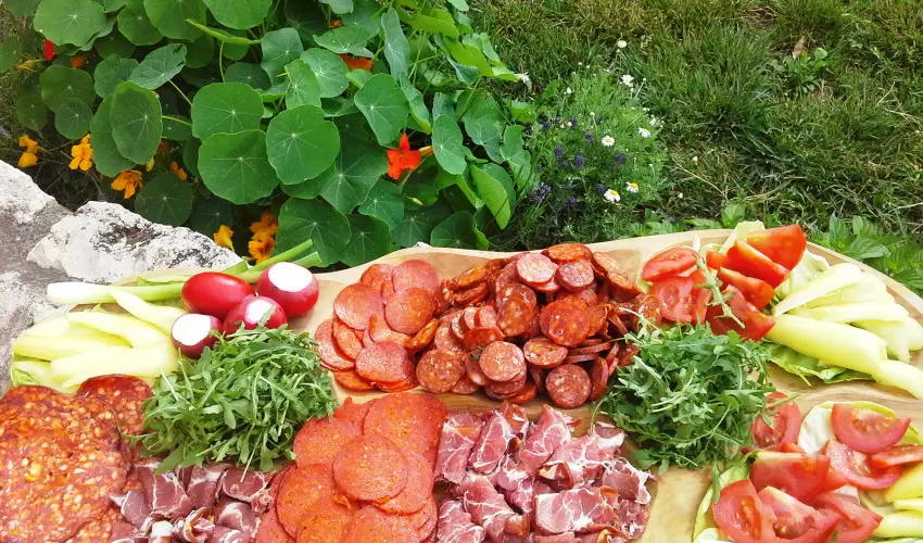 Malom-t� Vend�gh�z Tapolca - M�rcius 15.