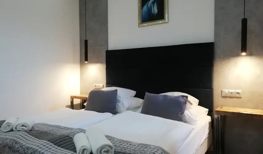 Malom-t� Vend�gh�z Tapolca - M�rcius 15.