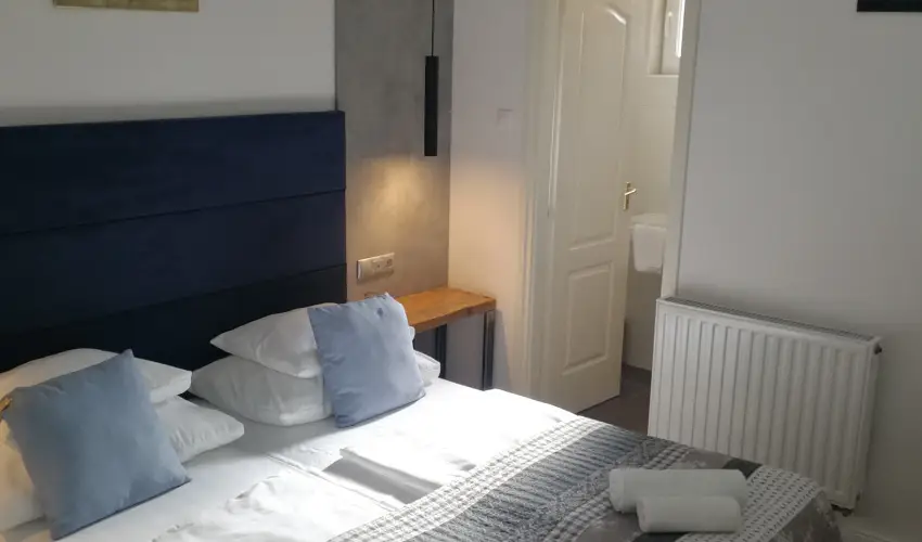 Malom-t� Vend�gh�z Tapolca - M�rcius 15.