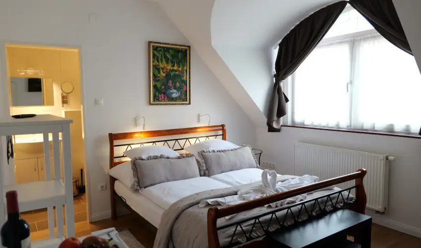 Malom-t� Vend�gh�z Tapolca - M�rcius 15.