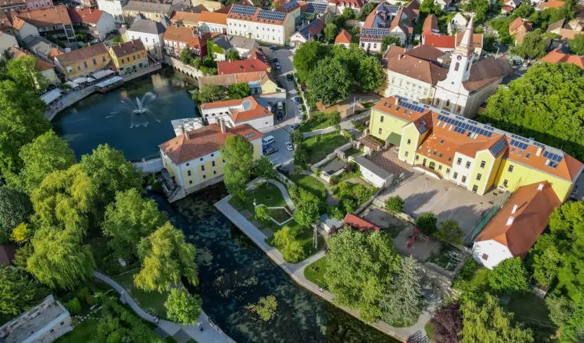 Malom-t� Vend�gh�z Tapolca - M�rcius 15.