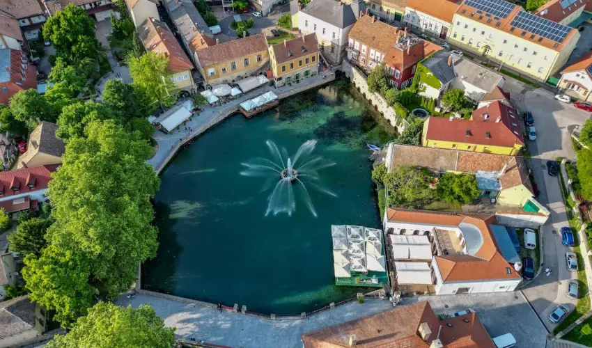 Malom-t� Vend�gh�z Tapolca - M�rcius 15.