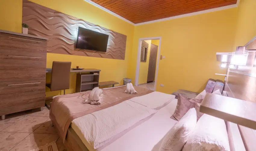 M�rv�ny Panzi� Hajd�szoboszl� - M�rcius 15. (min. 3 �j)