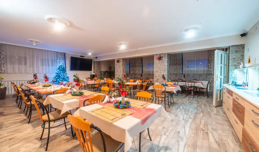 M�rv�ny Panzi� Hajd�szoboszl� - M�rcius 15. (min. 3 �j)