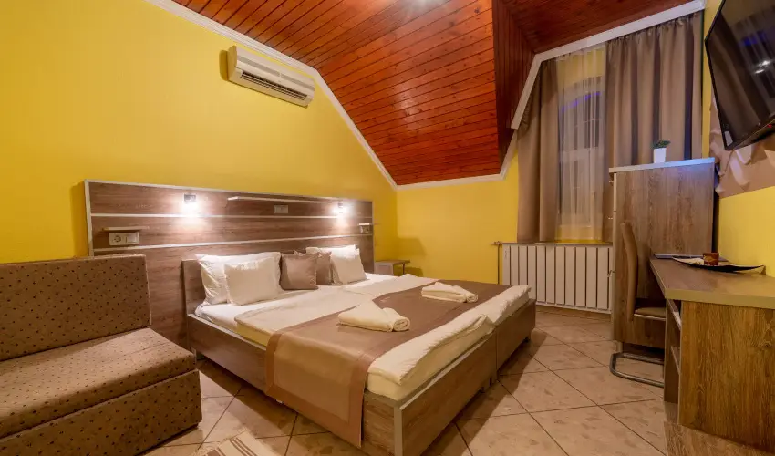 M�rv�ny Panzi� Hajd�szoboszl� - M�rcius 15. (min. 3 �j)