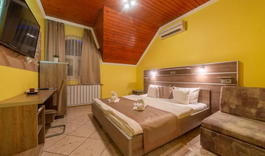 M�rv�ny Panzi� Hajd�szoboszl� - M�rcius 15. (min. 3 �j)