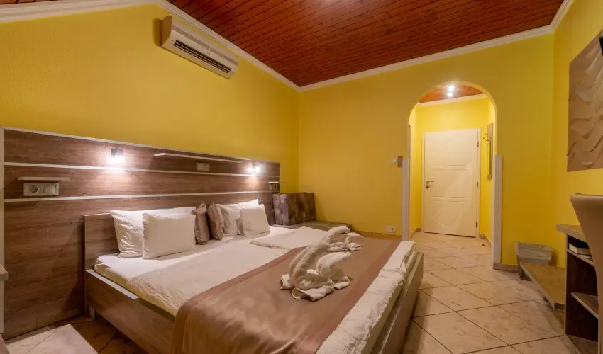 M�rv�ny Panzi� Hajd�szoboszl� - M�rcius 15. (min. 3 �j)