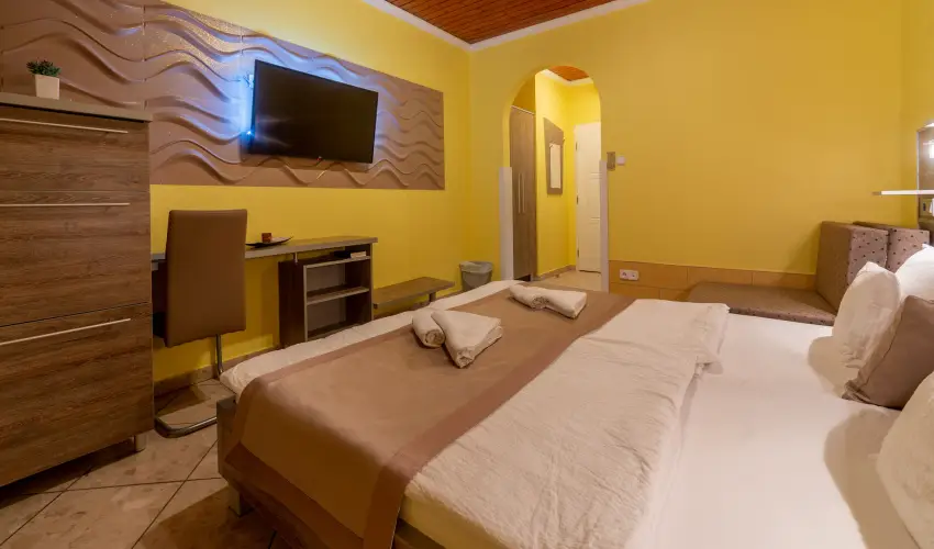 M�rv�ny Panzi� Hajd�szoboszl� - M�rcius 15. (min. 3 �j)