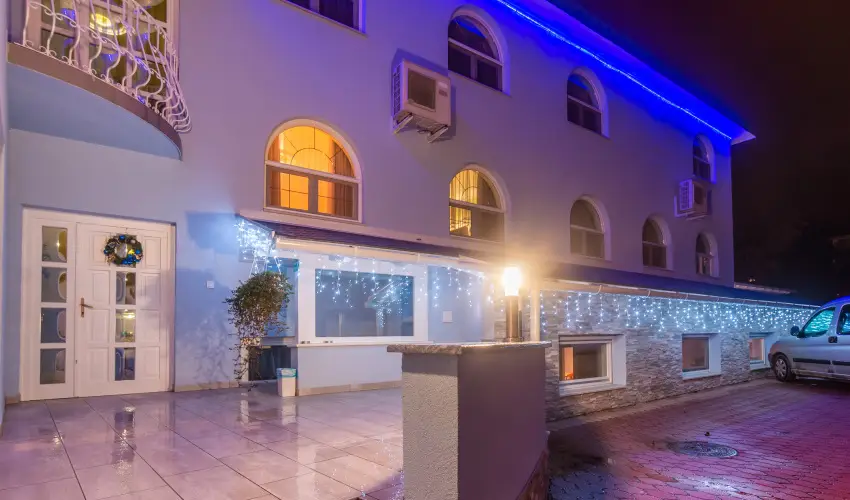 M�rv�ny Panzi� Hajd�szoboszl� - M�rcius 15. (min. 3 �j)