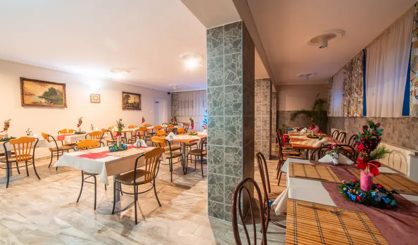 M�rv�ny Panzi� Hajd�szoboszl� - M�rcius 15. (min. 3 �j)