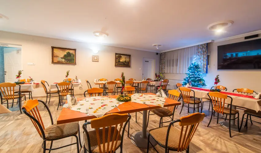 M�rv�ny Panzi� Hajd�szoboszl� - M�rcius 15. (min. 3 �j)