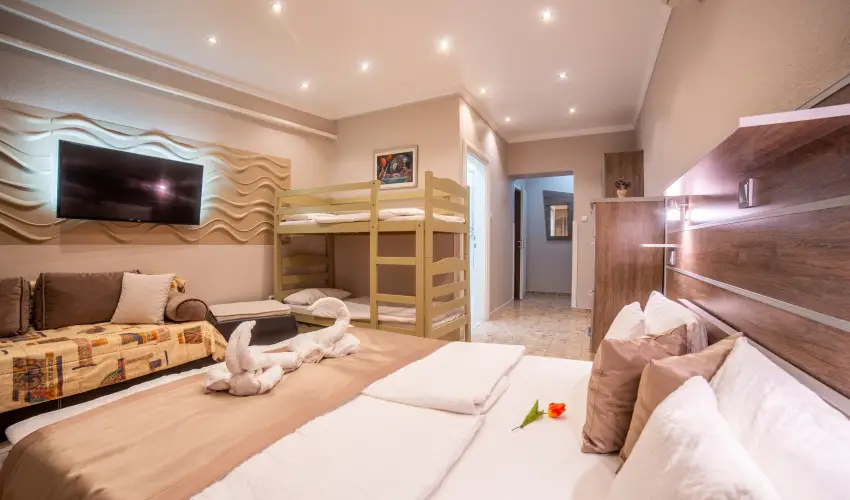 M�rv�ny Panzi� Hajd�szoboszl� - M�rcius 15. (min. 3 �j)