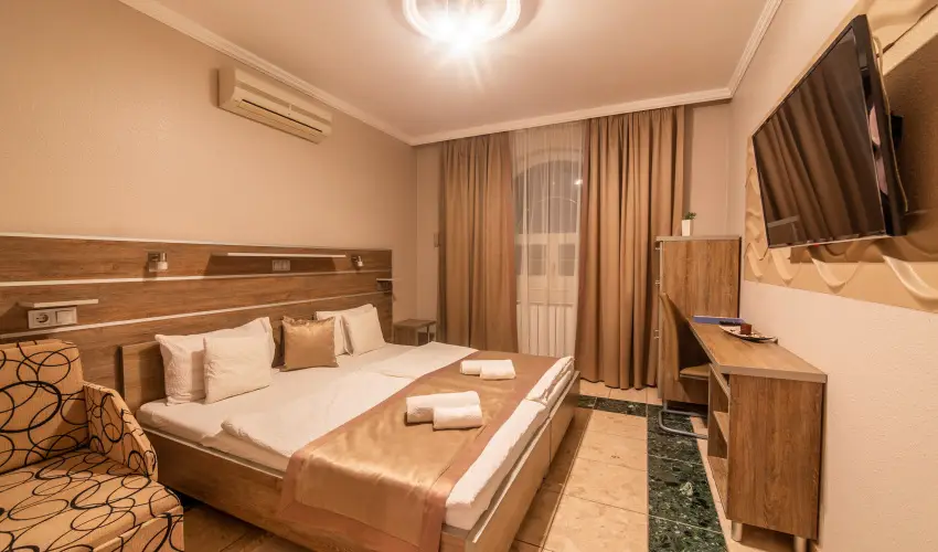 M�rv�ny Panzi� Hajd�szoboszl� - M�rcius 15. (min. 3 �j)