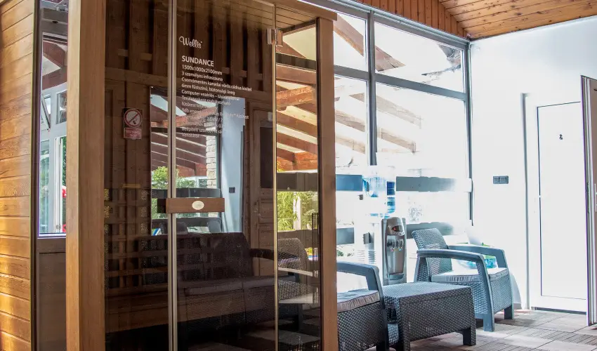 Nyerges Hotel Term�l Monor - M�rcius 15. 