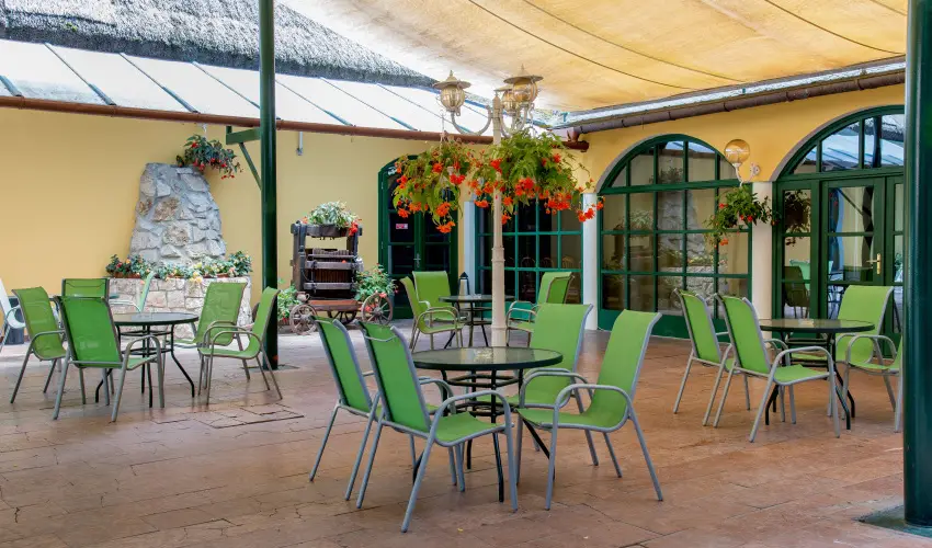 Nyerges Hotel Term�l Monor - M�rcius 15. 