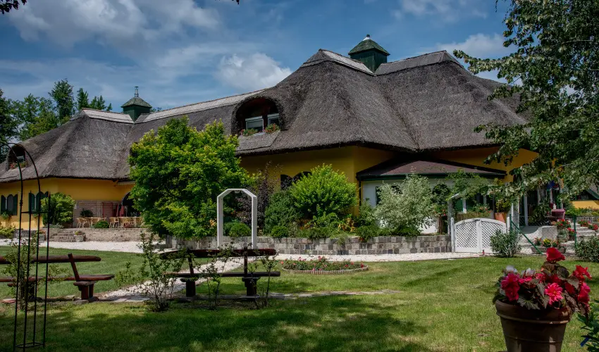 Nyerges Hotel Term�l Monor - M�rcius 15. 