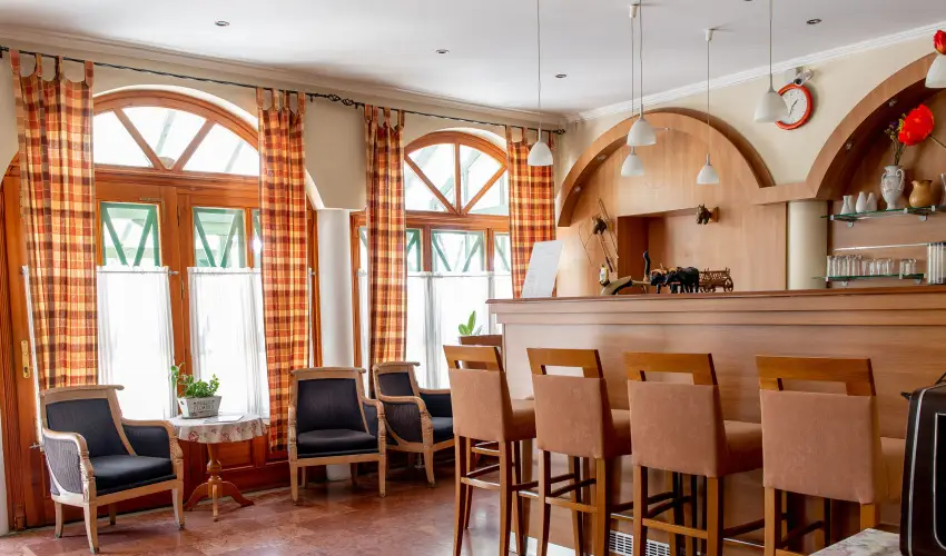 Nyerges Hotel Term�l Monor - M�rcius 15. 