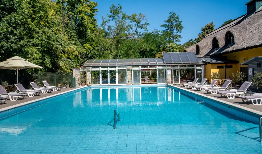 Nyerges Hotel Term�l Monor - M�rcius 15. 