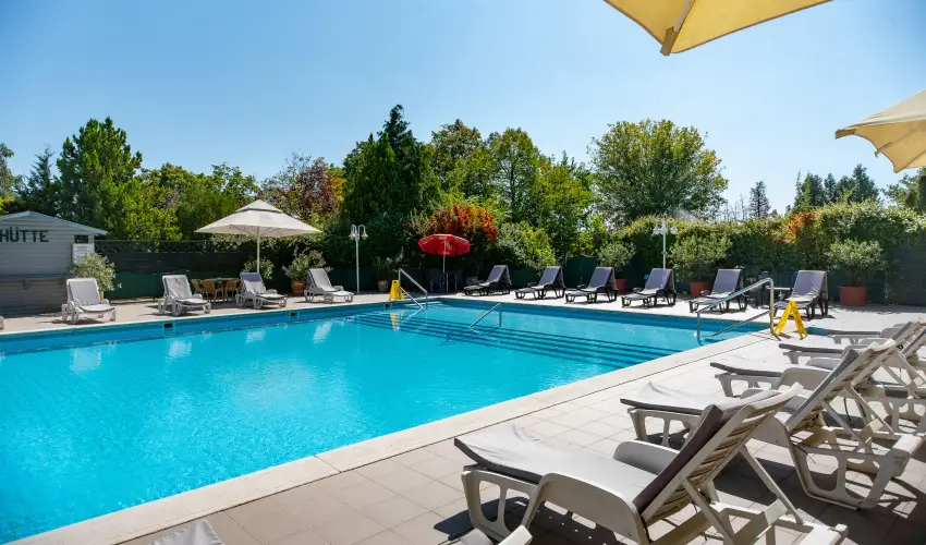 Nyerges Hotel Term�l Monor - M�rcius 15. 