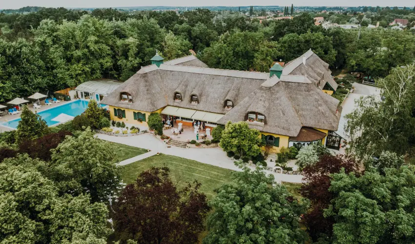 Nyerges Hotel Term�l Monor - M�rcius 15. 