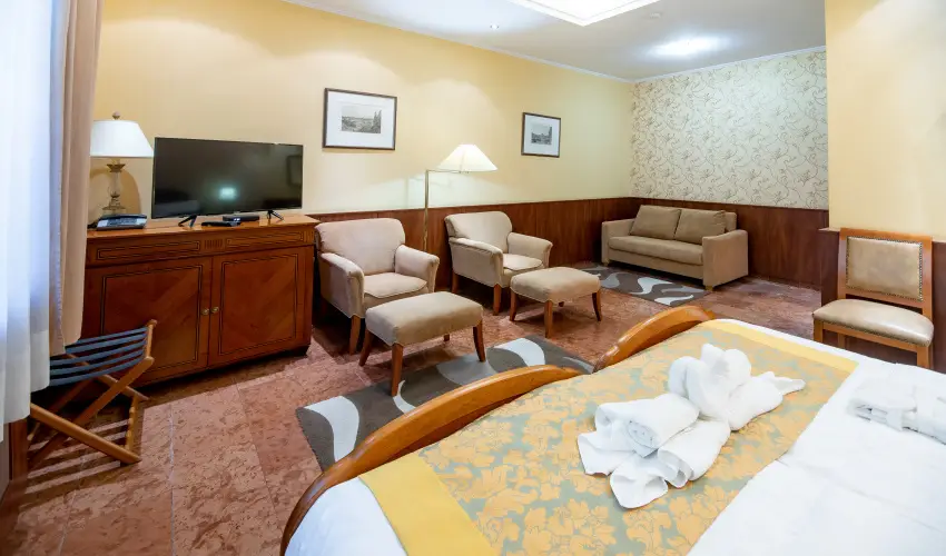 Nyerges Hotel Term�l Monor - M�rcius 15. 