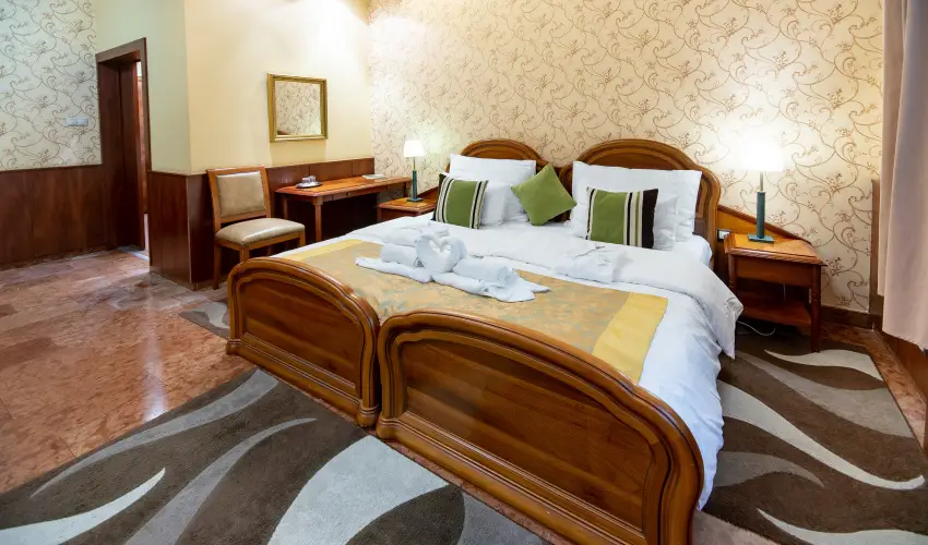 Nyerges Hotel Term�l Monor - M�rcius 15. 