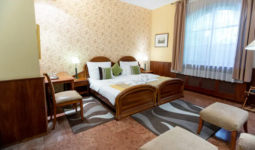 Nyerges Hotel Term�l Monor - M�rcius 15. 