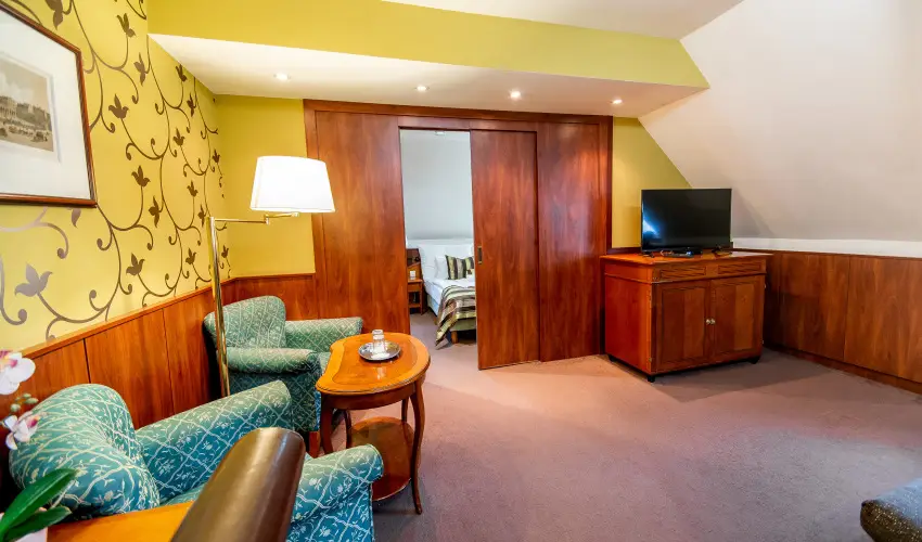 Nyerges Hotel Term�l Monor - M�rcius 15. 