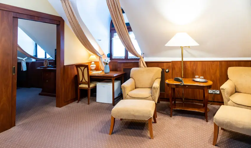 Nyerges Hotel Term�l Monor - M�rcius 15. 