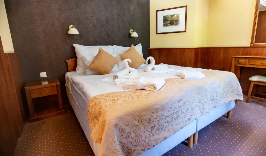 Nyerges Hotel Term�l Monor - M�rcius 15. 