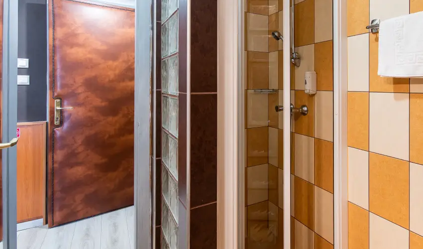 Nyerges Hotel Term�l Monor - M�rcius 15. 