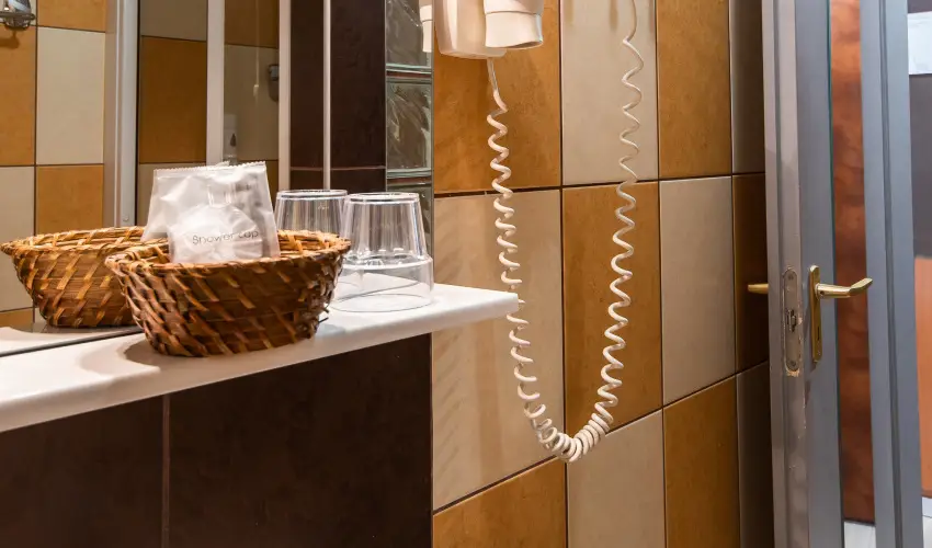 Nyerges Hotel Term�l Monor - M�rcius 15. 